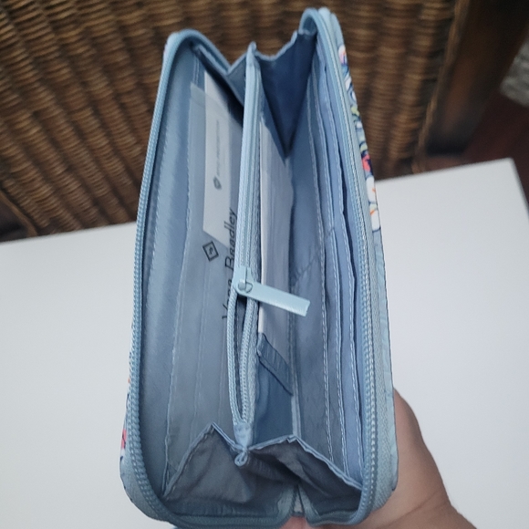 Vera Bradley Accordion wristlet in Cherry Blossom. - Picture 4 of 9